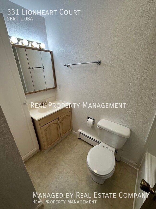 Building Photo - East Side 2 Bedroom/1 Bathroom unit W/ Car...