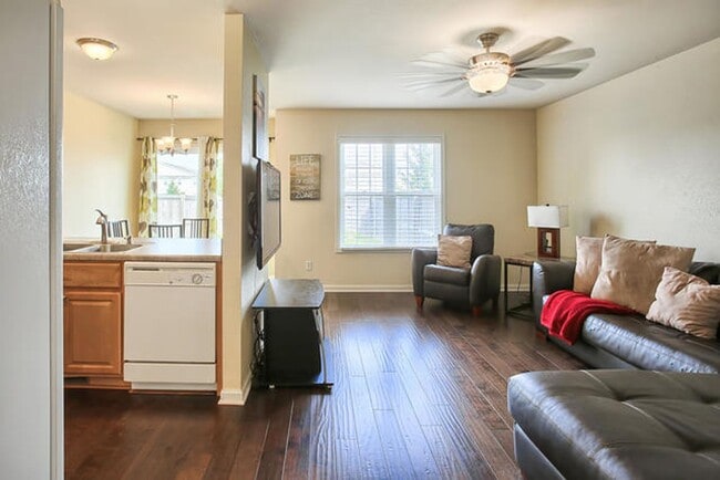 Building Photo - 3 Bedroom 3.5 Bath Townhome - Available Au...