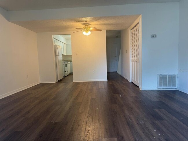 Building Photo - 221 S Cypress Way