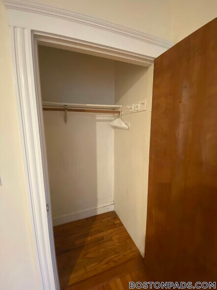 Building Photo - 240 Kelton St