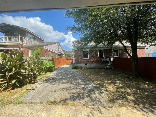 Building Photo - 1 bedroom duplex with washer and dryer