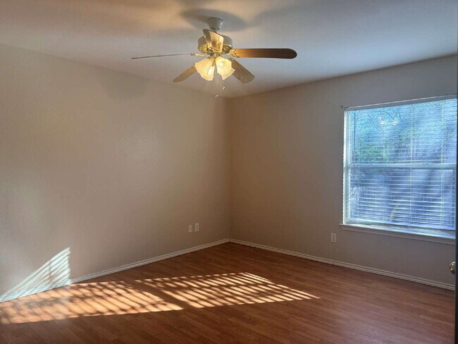 Building Photo - Three Bed/ Two Bath in Hollywood Park