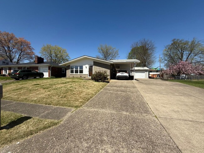 Primary Photo - 663 Redwood Dr