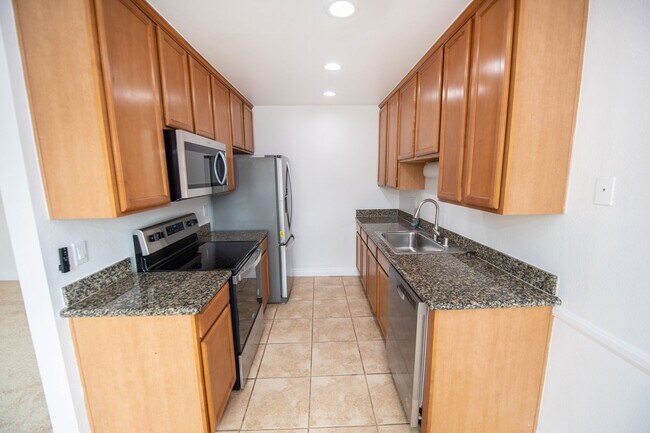 Building Photo - $500 off first month rent! 2BR/1.5BA Condo! 2 parking spaces