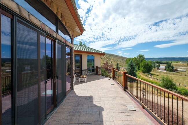 Building Photo - Private Hillside Ranch Home Available Wint...