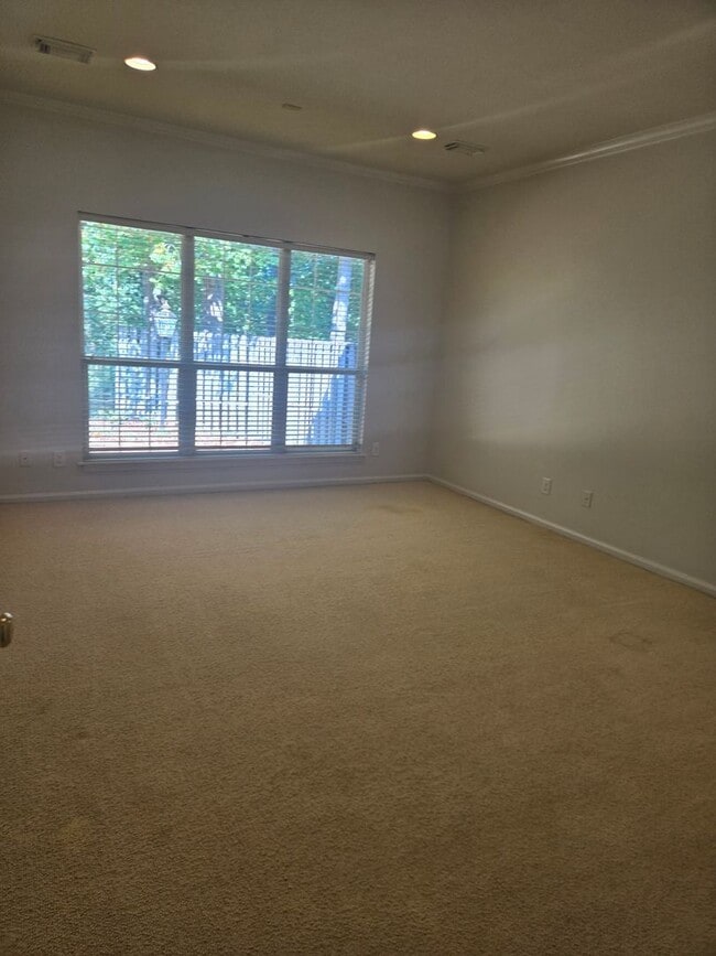 Building Photo - Charming Home in Fox Ridge Subdivision – V...