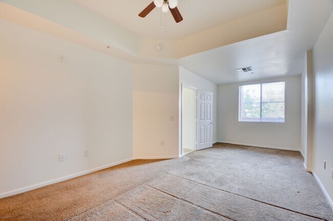 Building Photo - Park Avenue Mid Rise Condo. All HOA Amenities