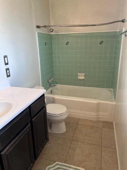 Building Photo - 524 W Fairway Dr