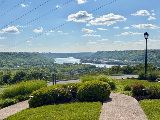Building Photo - 323 Skyview Ct