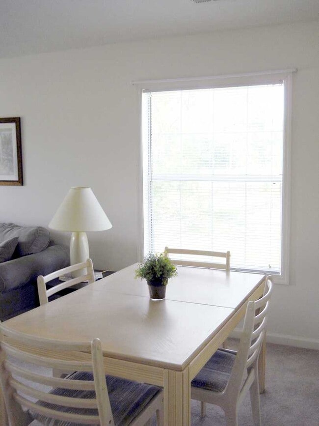 Building Photo - 2 Bedroom 3rd Floor Fully Furnished Condo