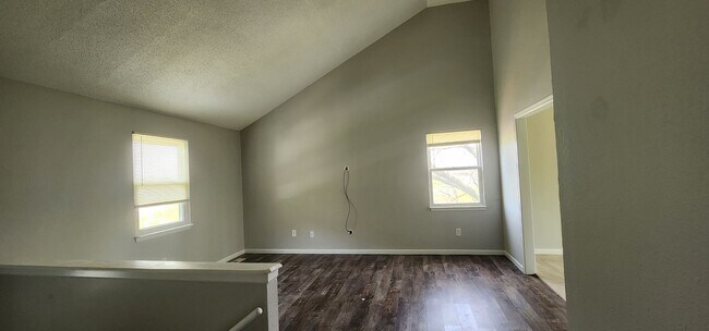 Building Photo - 3Bed/2Bath Duplex Near KU MED Available Soon!