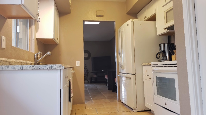 Building Photo - 328 N Calle Del Chancero