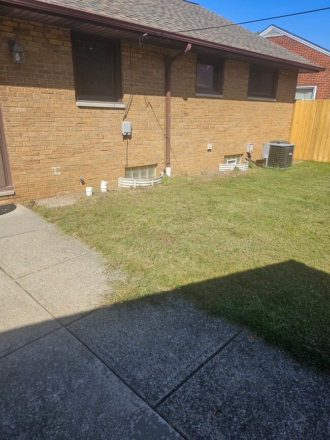Building Photo - 8451 Southlane Dr
