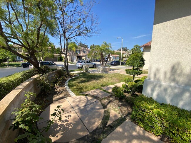 Building Photo - Luxurious 4 Bedroom Fullerton House For Re...