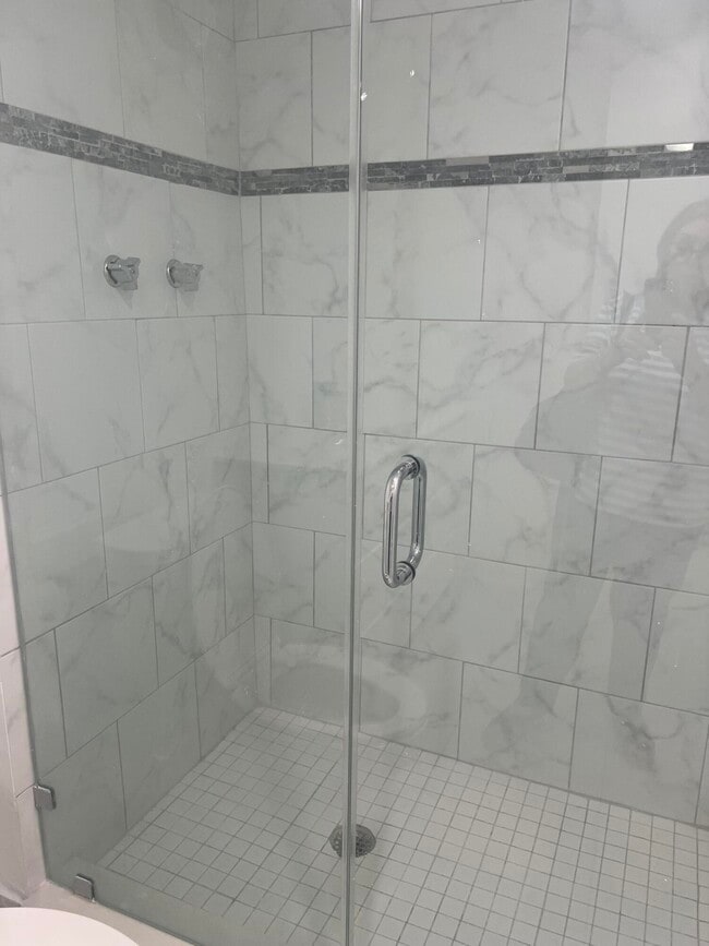 Building Photo - 3475 N Country Club Dr