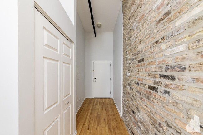 Building Photo - 1 bedroom in Chicago IL 60647