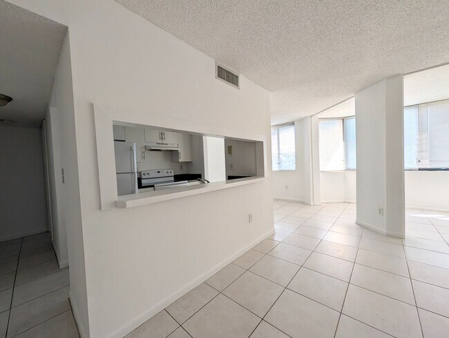 Building Photo - Spacious 2BR/2BA Residence – Great Kendall Location