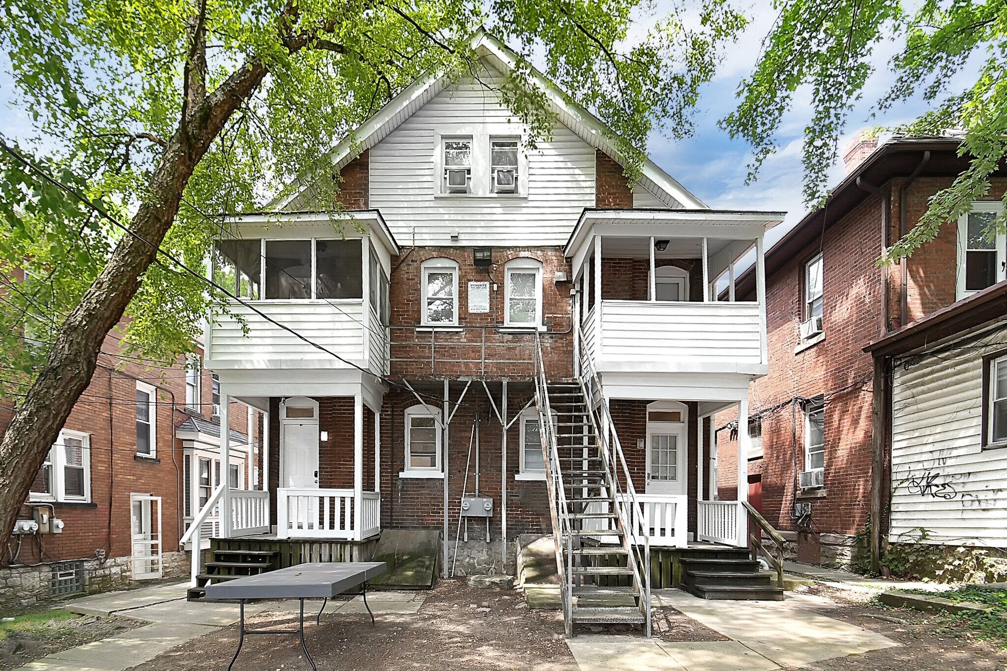 Building Photo - 1940 Summit St