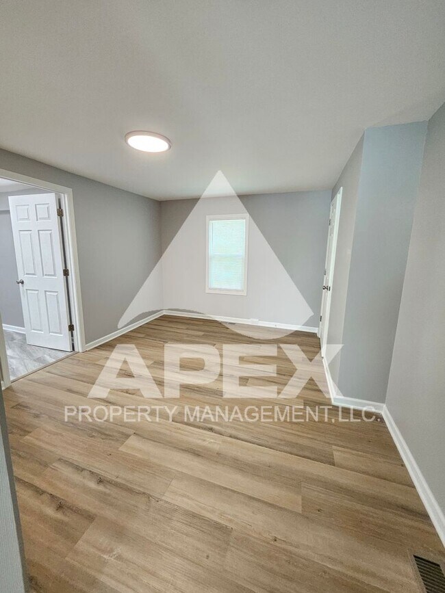 Building Photo - Renovated Craftsman Style 2 Bd 1- Ba Single Family Home with off street parking mins from Downtown!