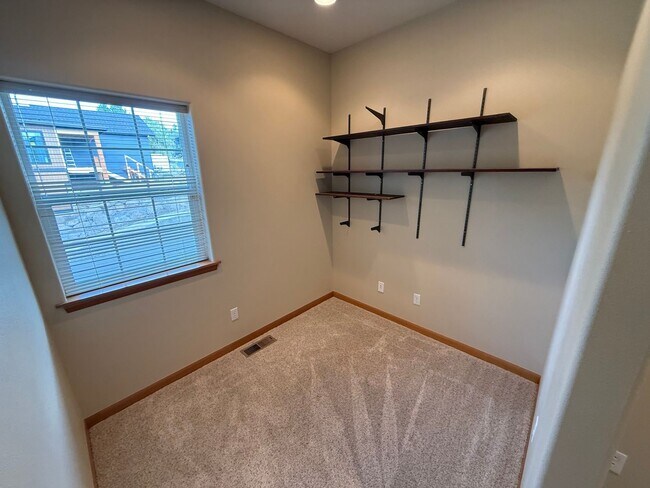 Building Photo - Spacious 3 Bed/3.5 Bath Home with Two Prim...