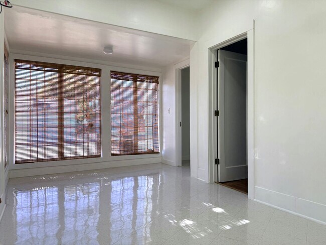 Building Photo - 838 W 19th St