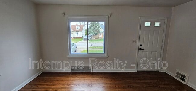 Building Photo - 360 E 326th St