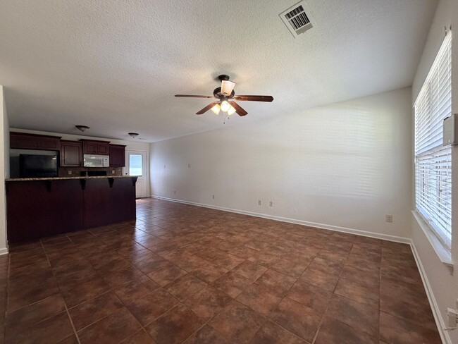 Building Photo - Affordable, Adorable & Move-In Ready!