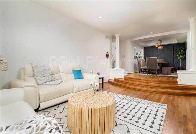 Building Photo - 220 Renaissance Pkwy NE