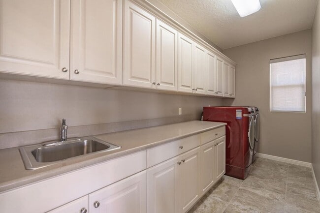 Building Photo - Bright & Beautiful 2 Bedroom Home in Sun R...