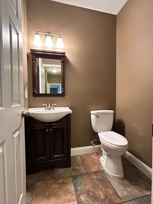 Building Photo - 310 Oak Vista Dr