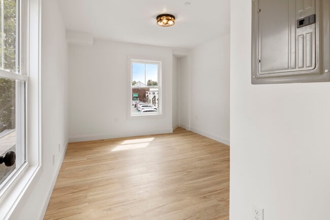 Building Photo - 8 Enon St