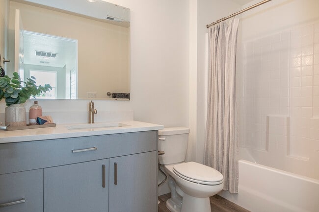 Building Photo - 516 Violets Cove Ln