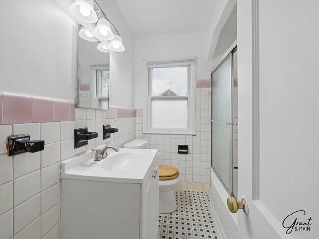 Building Photo - 3 bedroom  1.5 bath bungalow - $1200