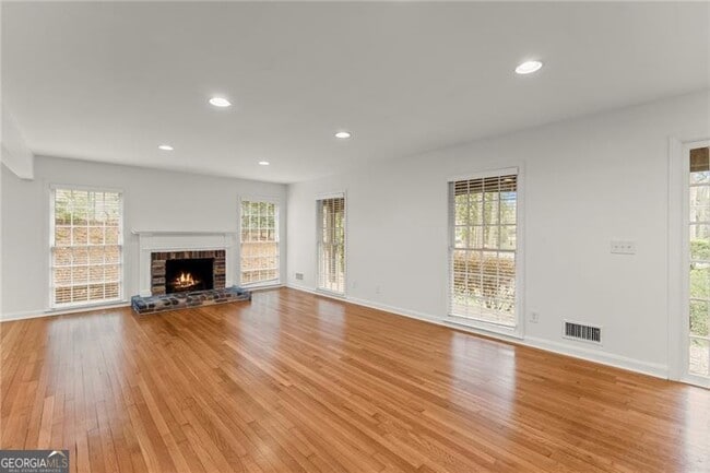 Building Photo - 4540 Club Valley Dr NE