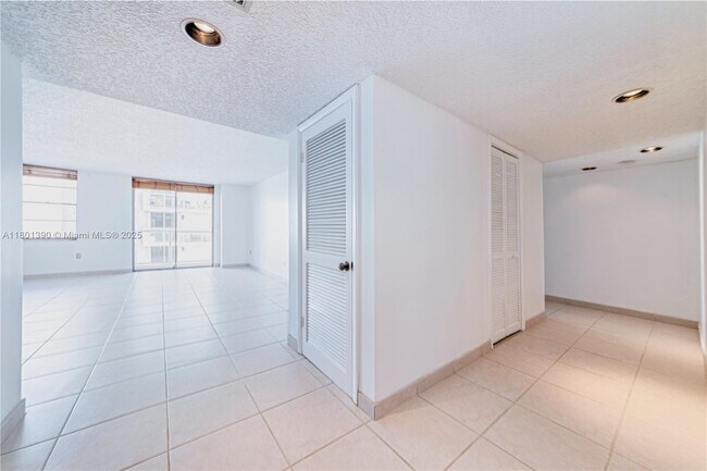 Building Photo - 10000 W Bay Harbor Dr
