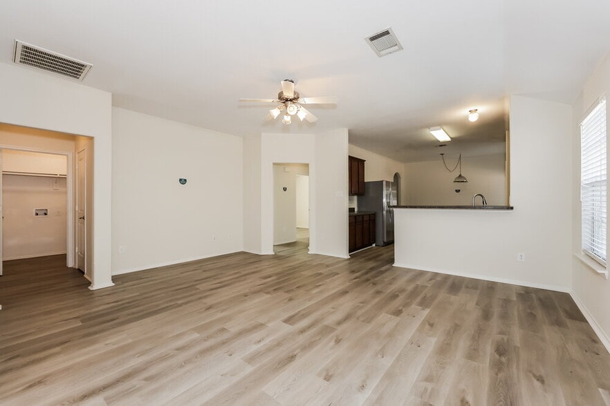 Building Photo - 4031 Ridgetop Dr