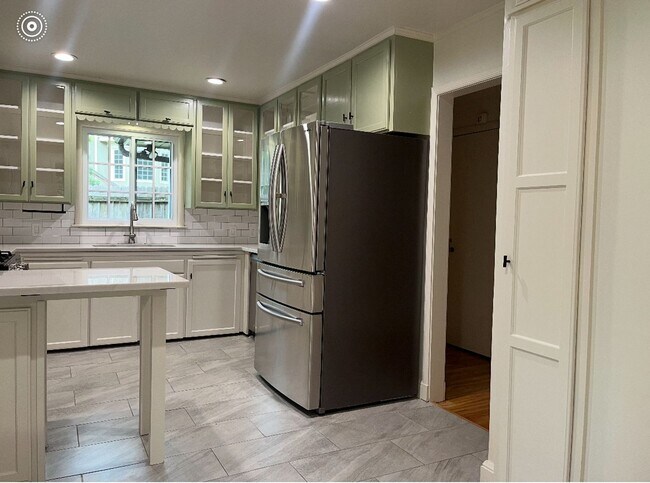 Building Photo - Beautifully updated midtown charmer!