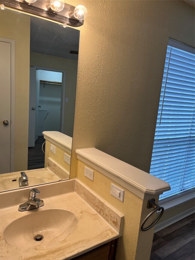 Building Photo - 3919 Fairmont Pkwy