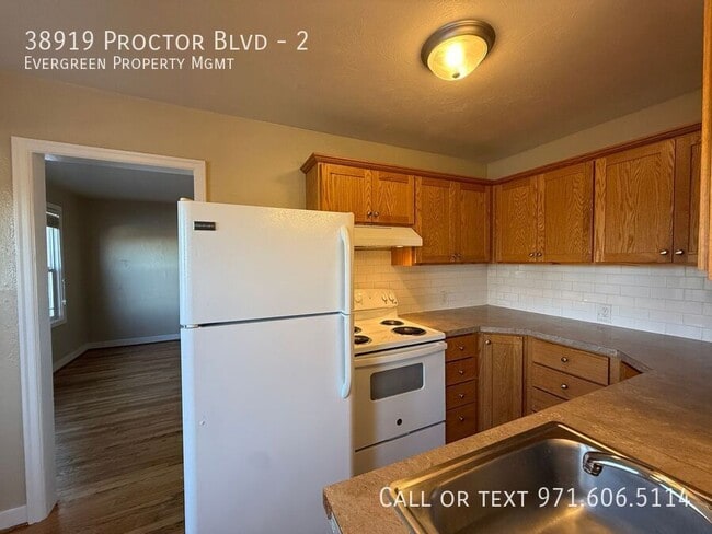 Building Photo - 38919 Proctor Blvd