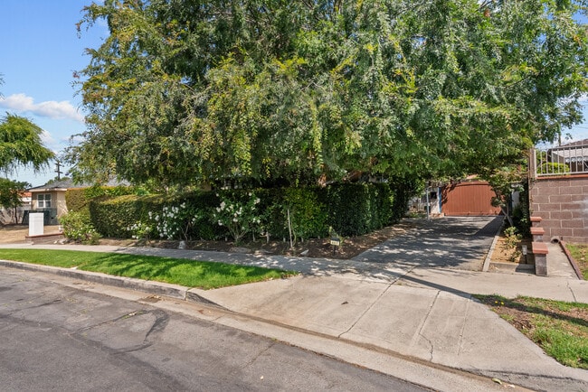 Building Photo - 467 Irving Dr