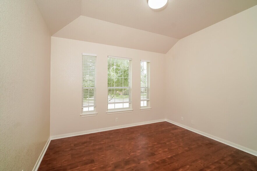 Building Photo - 1105 Wigwam