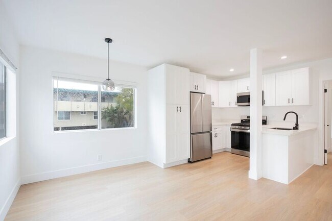 Building Photo - 937 N Orange Grove Ave