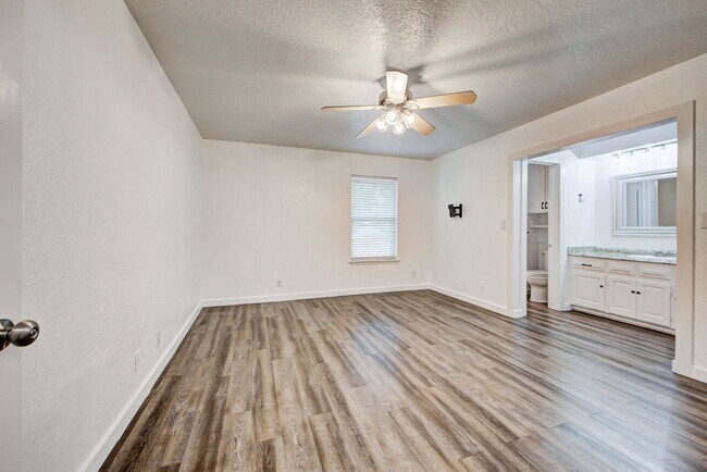 Building Photo - 903 S Berry Rd