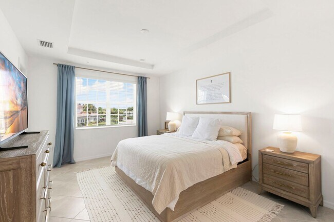 Building Photo - Stylish Corner Coach Home in Prime Fort My...