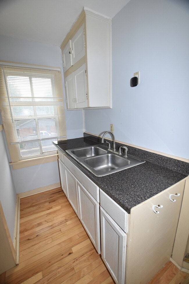 Building Photo - 457 Talma St