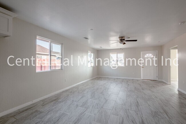 Building Photo - 1004 Padre St