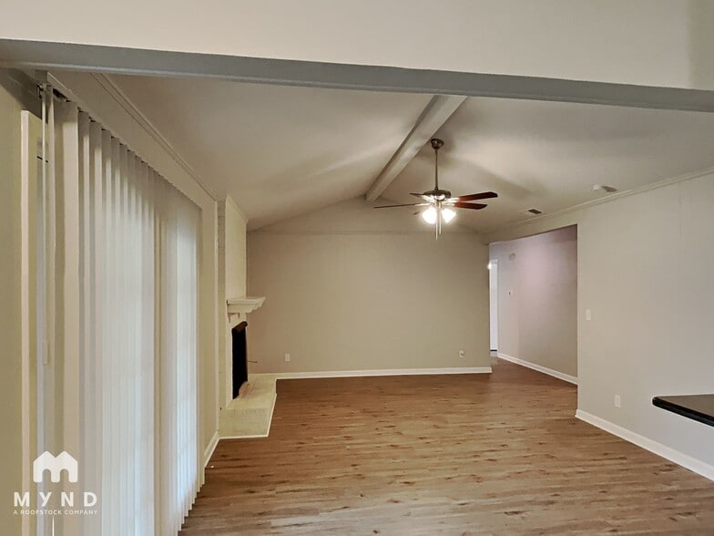 Building Photo - 14839 Greenvalley Dr