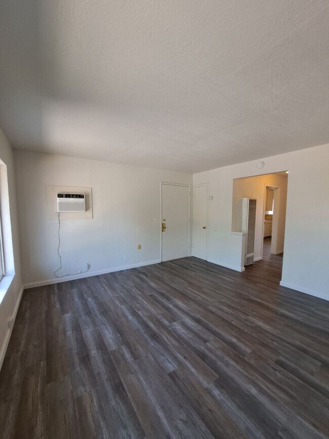 Building Photo - 1291-1295 N. Fruit Ave. (Duplex)