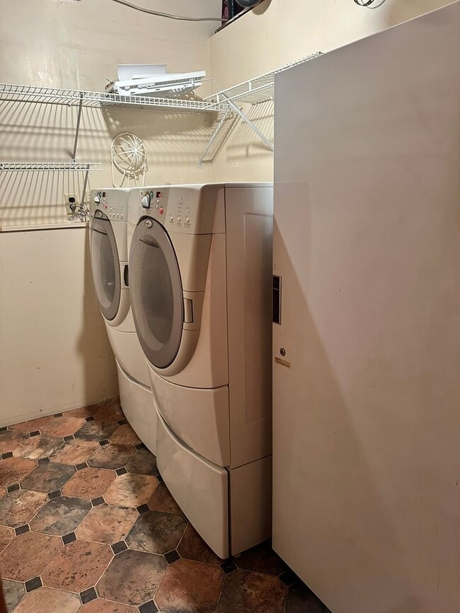 Building Photo - 3Bd/2.5Ba Newcastle Home