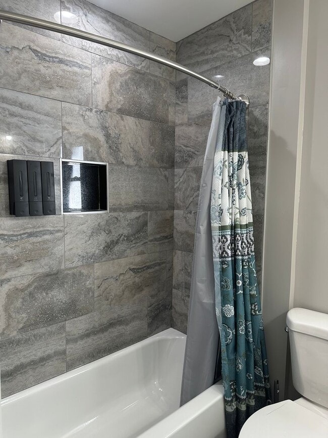 Building Photo - Fully Furnished! Spacious Rooms! Modern De...